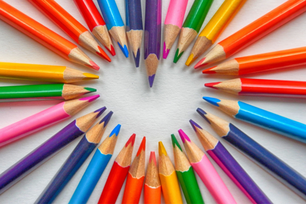 Como as Cores Moldam a Percepção em Cada Plataforma de Marketing